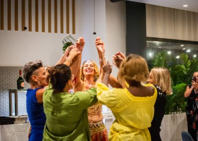 Fotografía de la Cena Temática de Oriente Medio en El Balcón de La Sella con buffet árabe y espectáculo de danza del vientre.