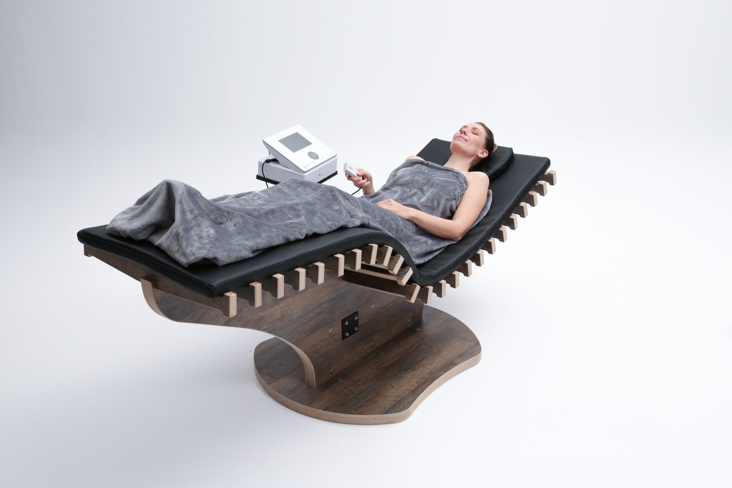 Fisioterapeuta aplicando ReLounge en paciente con dolor de espalda y lumbar en Clínica Syncrolab