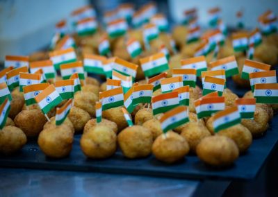 Buffet indio con platos tradicionales llenos de especias, colores y sabores, preparado para la Cena Temática de India en El Balcón de La Sella.