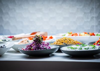 Buffet indio con platos tradicionales llenos de especias, colores y sabores, preparado para la Cena Temática de India en El Balcón de La Sella.